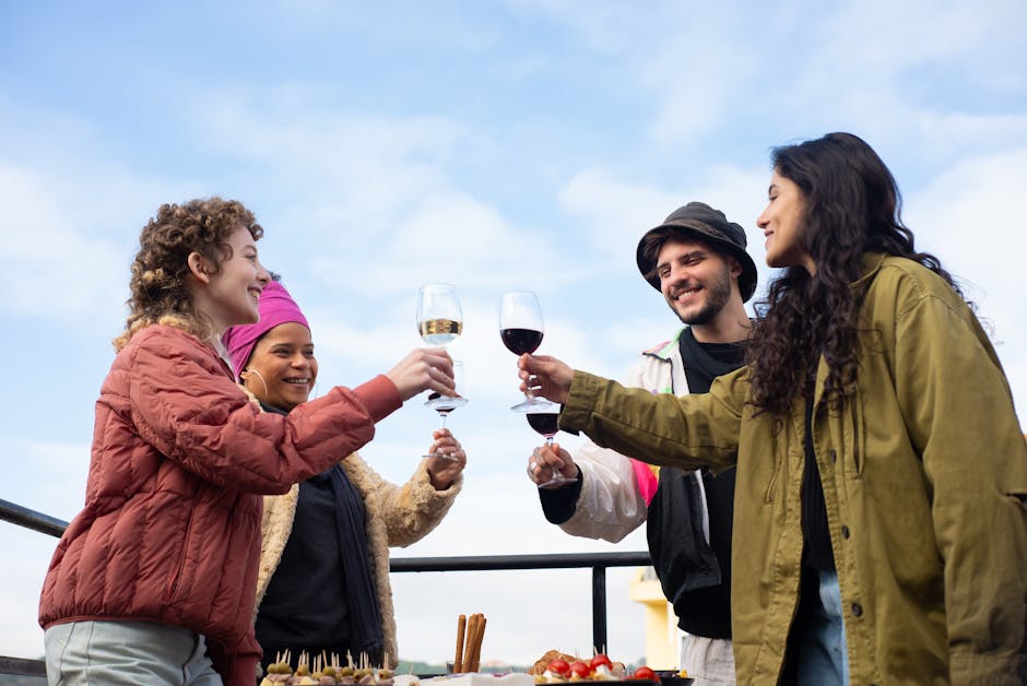 Amici che brindano a un festival