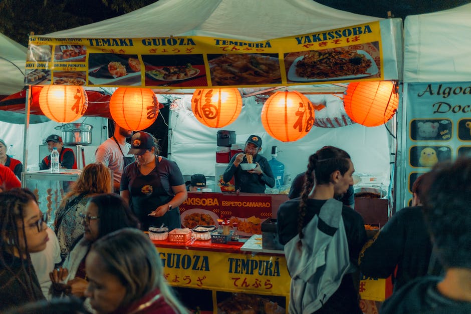 Persone che festeggiano a una sagra locale all'aperto